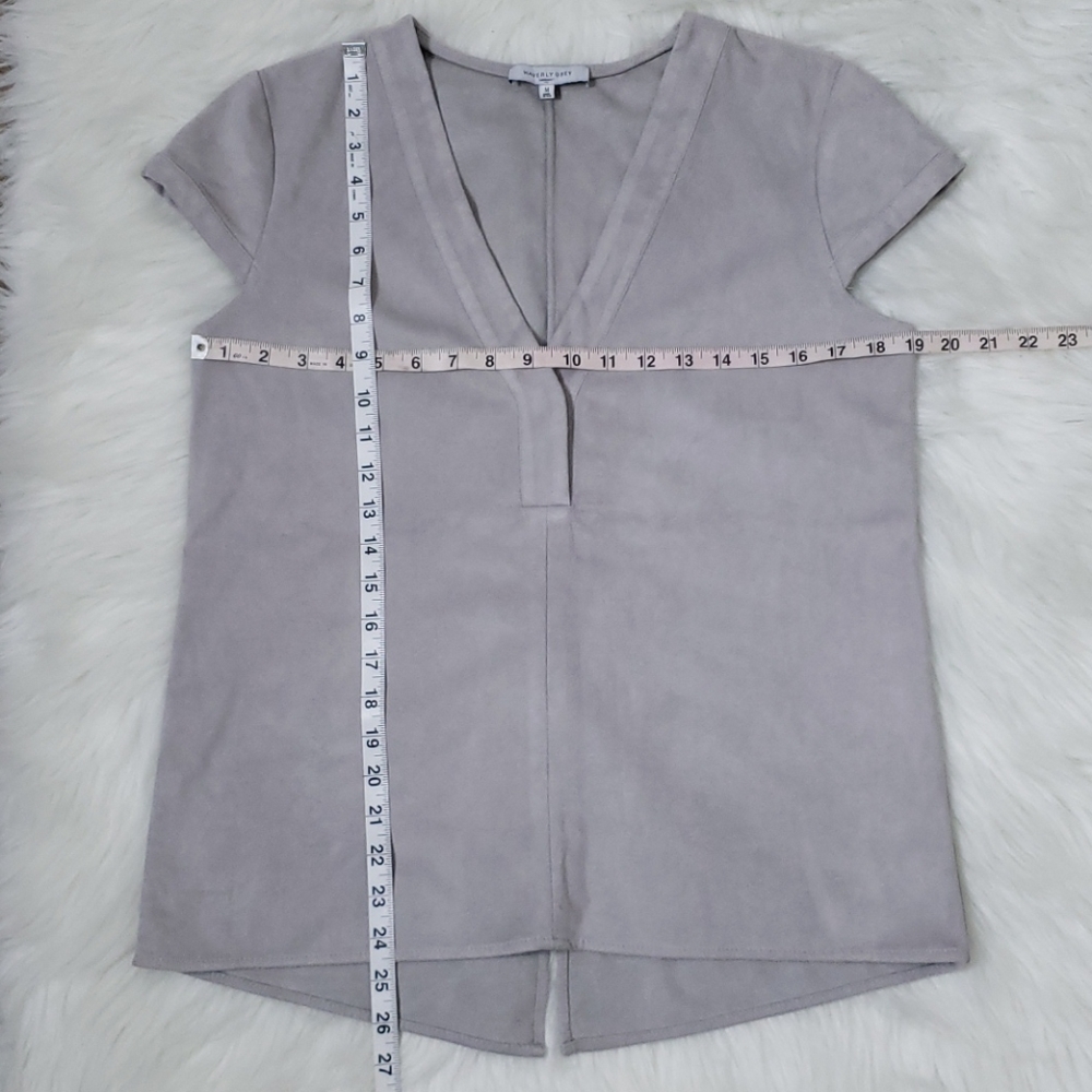 Waverly Grey Faux Suede Top Size M - Picture 6 of 8